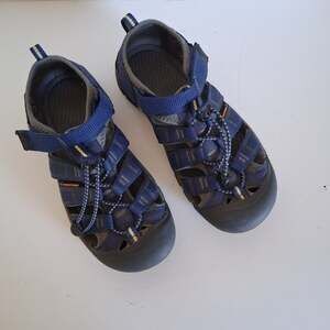 Keen Newport H2 Sport Sandal Youth 5 Blue Waterproof Closed Toe